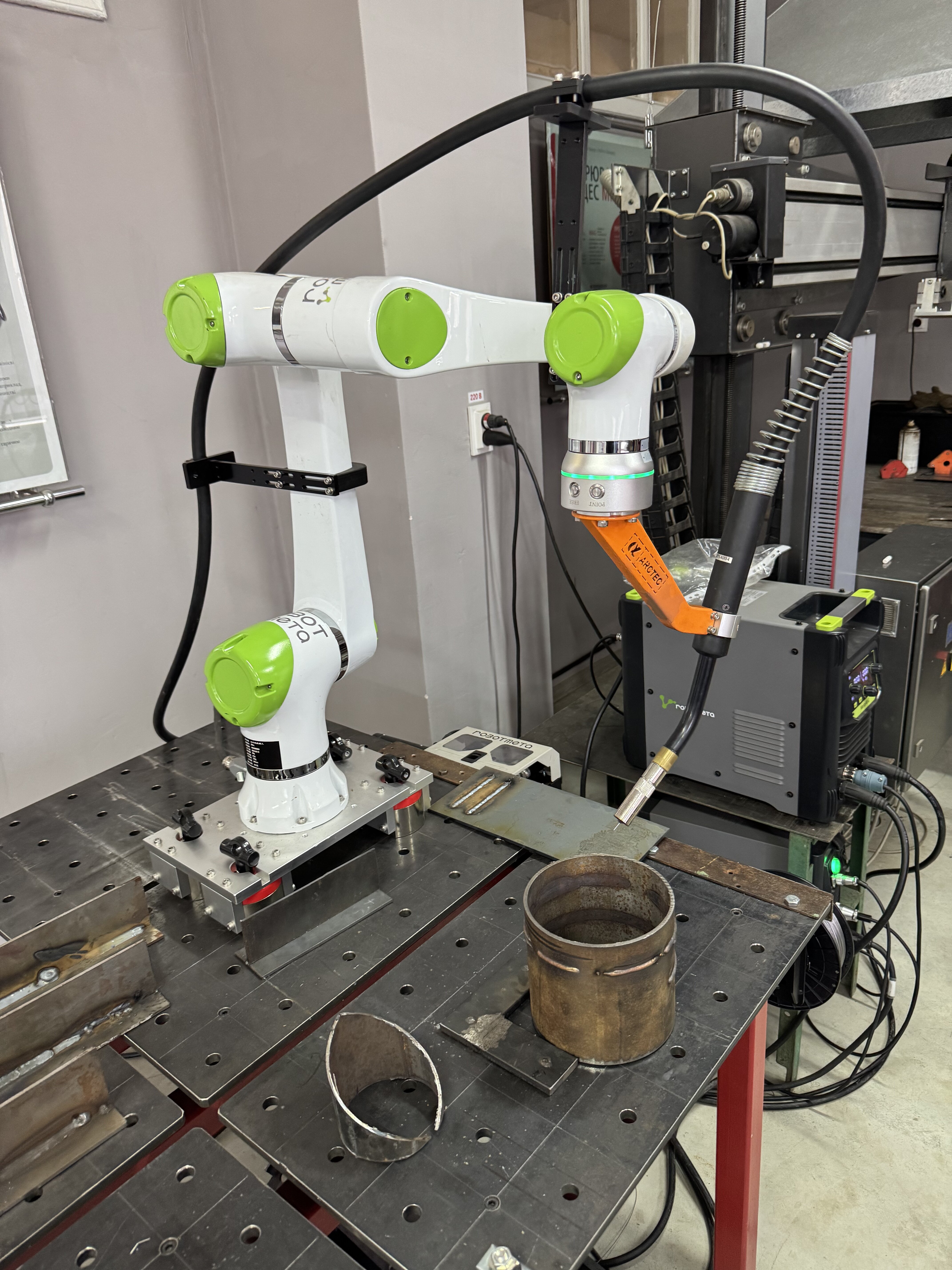 Кобот RobotMeta на кафедрі машинобудування — вигляд збоку